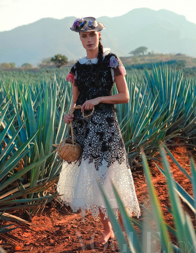Romanca Elena Baguci - vedeta unui pictorial in Vogue Mexic. Afla povestea ei!