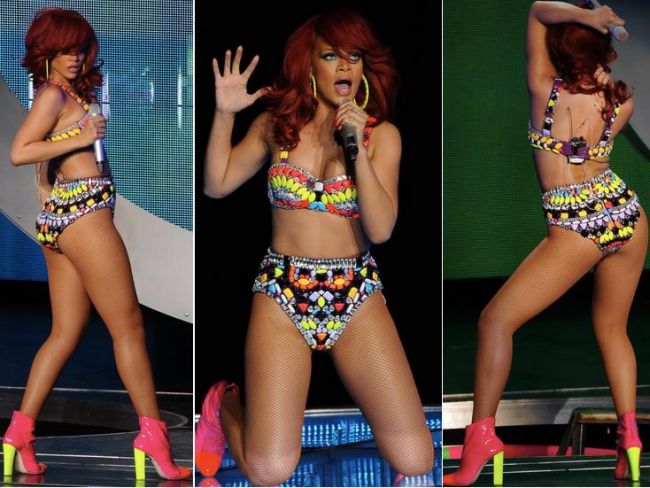 Look-ul zilei: Rihanna intr-o tinuta multicolora si sexy in concert