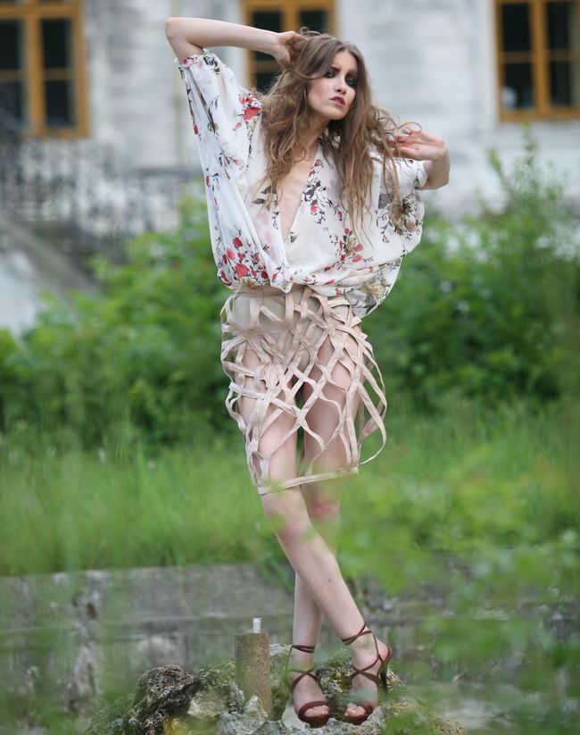 Iulia Albu - acoperita de cateva kilograme de cenusa in videoclipul piesei bdquo;Out of time