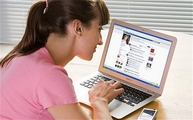 Subiectul zilei: Facebookul poate crea dependenta. Tu de cate ori pe zi te loghezi?