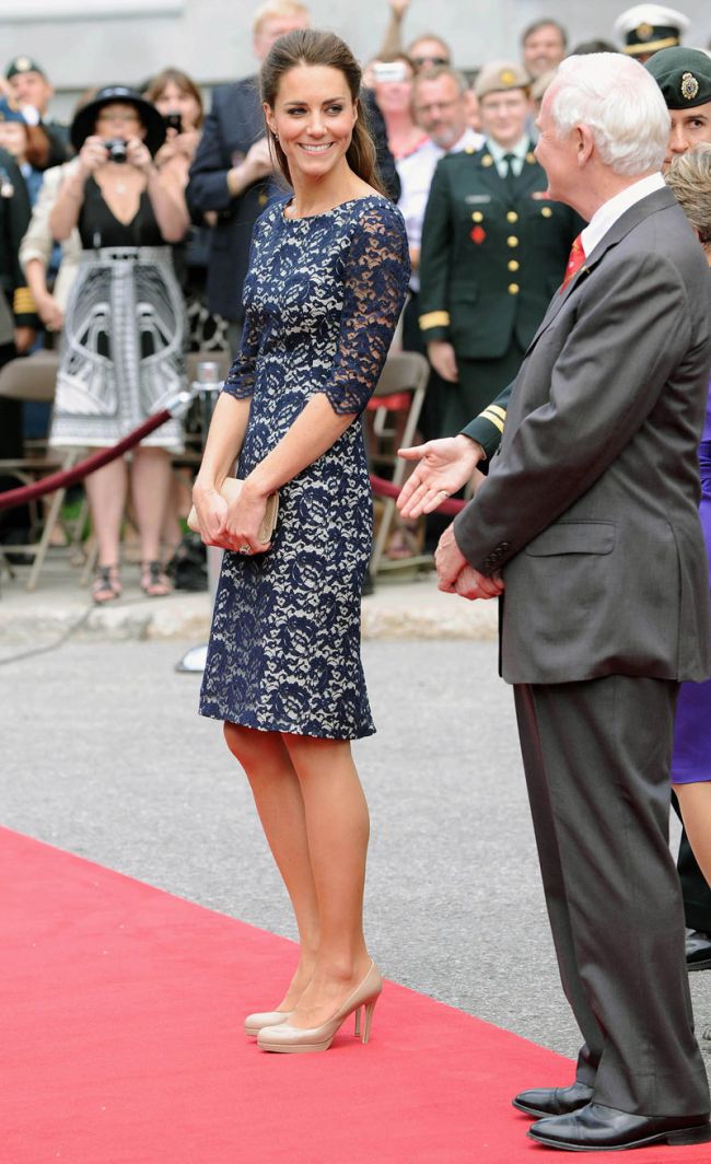 Revolutionary future Falsehood Kate Middleton, o defilare chic de haine accesibile in Canada: pantofi de  50 de dolari si rochii "refolosite" | Perfecte.ro