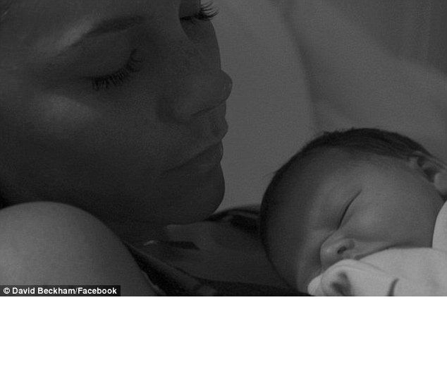 Poza zilei: Prima fotografie cu Victoria Beckham si fetita ei :)