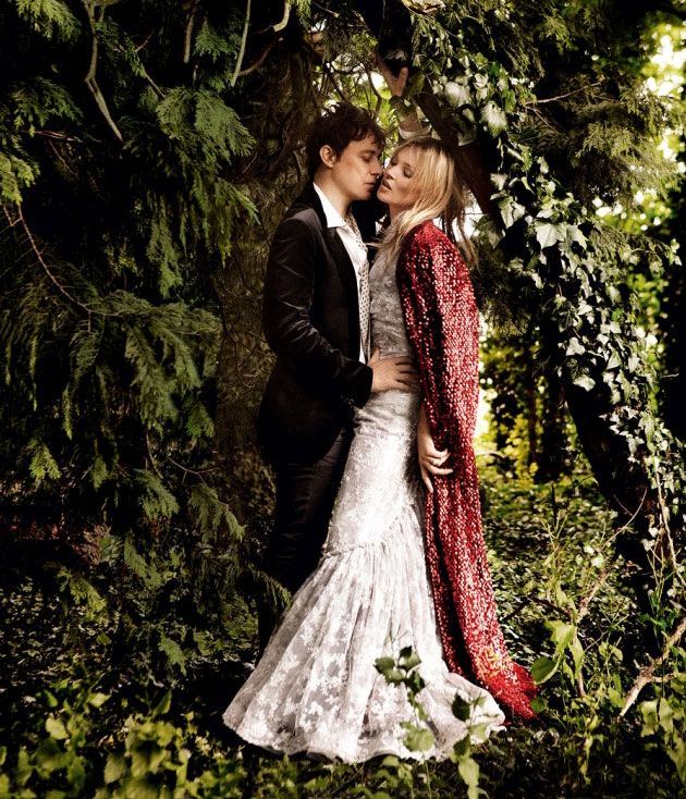 Kate Moss promoveaza moda nuntilor la tara, pe coperta Vogue Kate Moss promoveaza moda nuntilor la tara, pe coperta Vogue