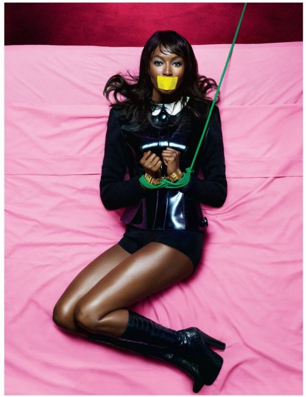 Rapita si sechestrata: asa a pozat Naomi Campbell pentru coperta revistei  V Spain