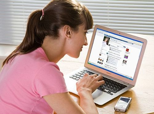 Facebook ar putea fi interzis in urma aparitiei unor poze indecente cu o fetita de 12 ani