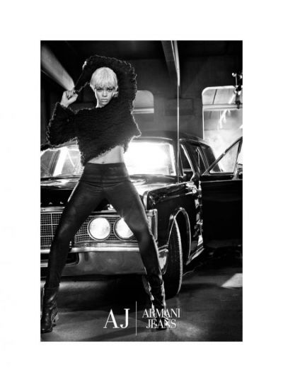 Rihanna - blonda si tunsa scurt in campania Armani Jeans