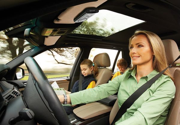 Noul sistem  handsfree  ce permite navigarea pe Facebook in timpul condusului VIDEO