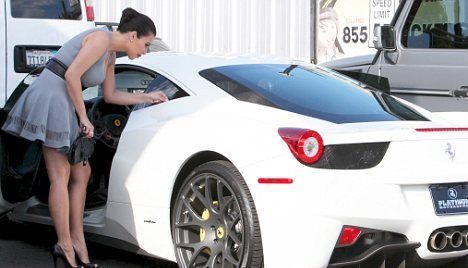 300 000 de euro pentru un vis indeplinit: Kim isi asorteaza pantofii cu un Ferrari 458 Italia!