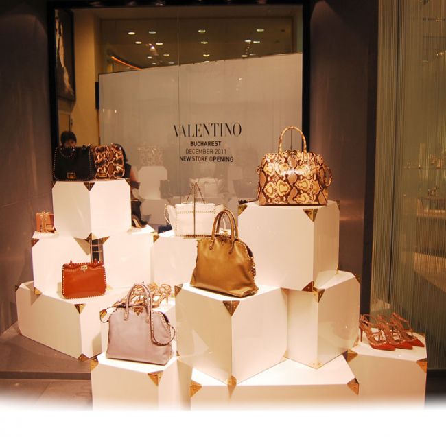 Pantofi celebri, rochii haute couture, rafinament. Cum arata magazinul Valentino din Bucuresti FOTO
