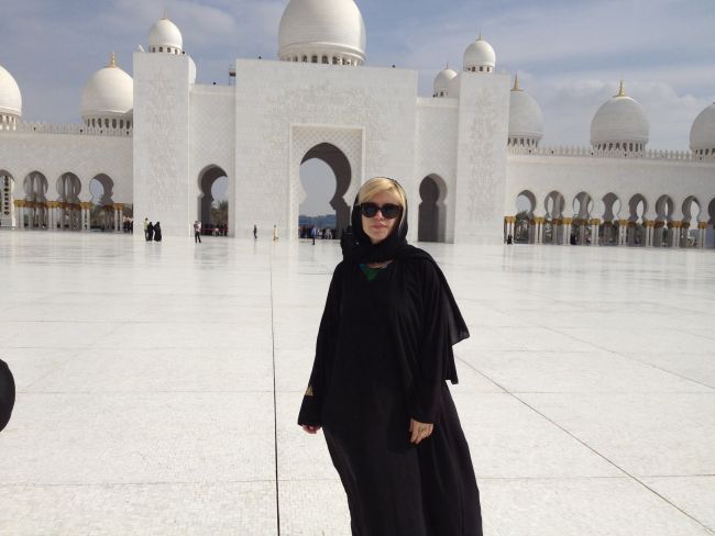 Escapada in desert. Cine e vedeta din Romania care si-a ascuns formele sexy ca sa respecte regulile arabe