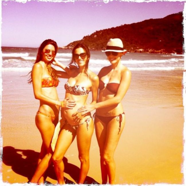 Alessandra Ambrosio isi dezvaluie noua burtica de gravida pe plaja, precum si un secret surprinzator