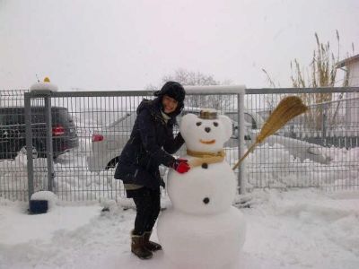 Andra se bucura de prima ninsoare adevarata din Bucuresti: a facut un...urs de zapada! :) FOTO