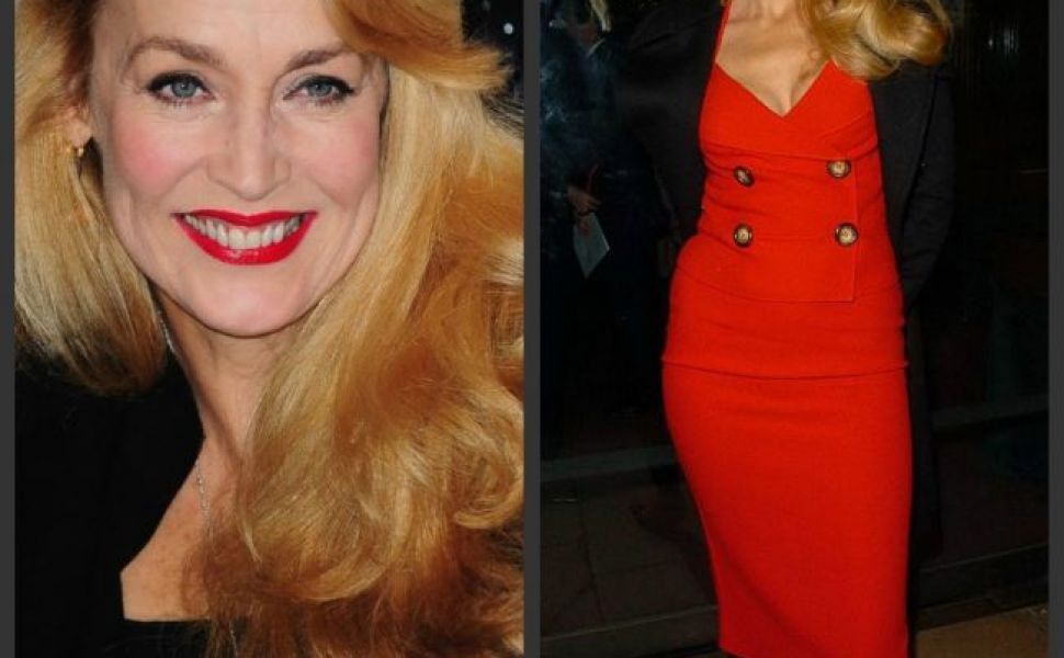 La 55 de ani le face concurenta modelelor de 20! Jerry Hall le-a intimidat pe tinerele manechine la Paris Fashion Week