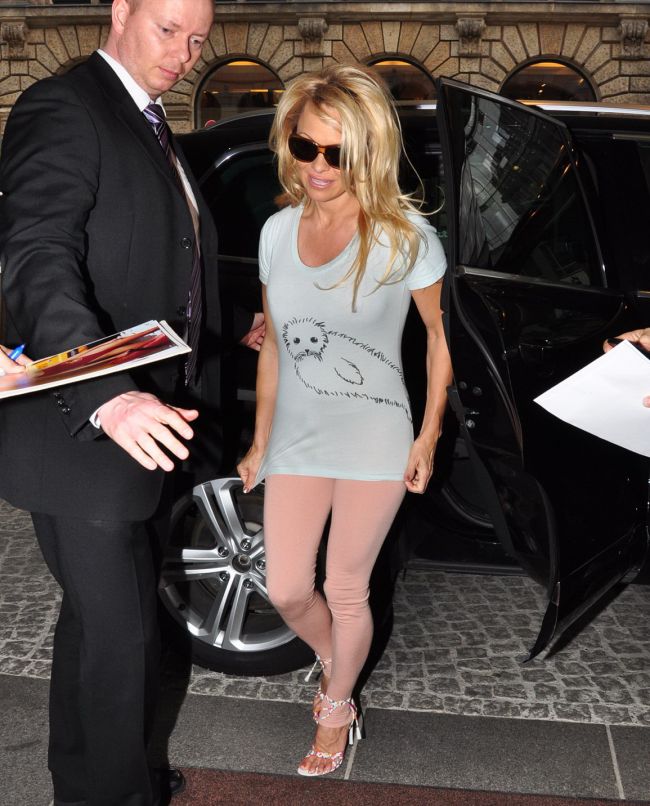 Pamela Anderson, doar in tricou si sandale in public? Vezi pantalonii  invizibili  cu care s-a afisat actrita