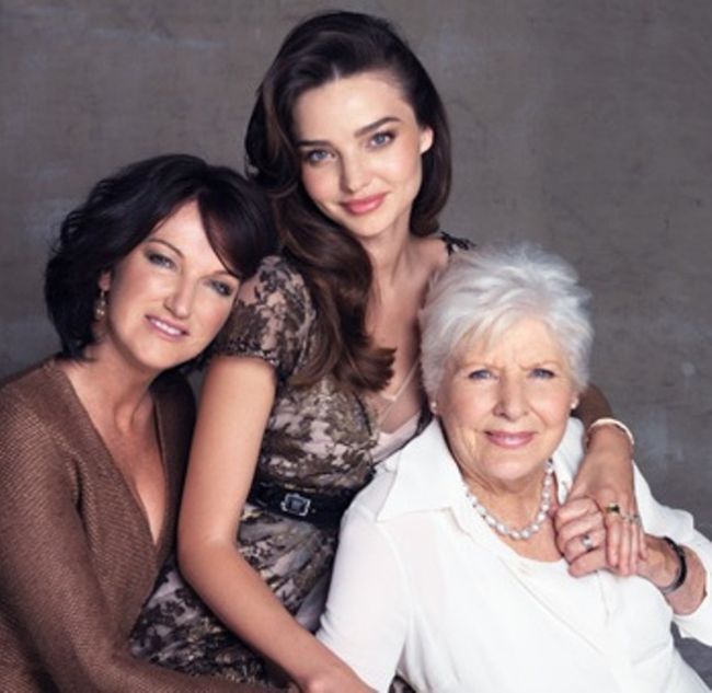 Frumusetea se transmite in familie. Miranda Kerr, intr-un pictorial emotionant, alaturi de mama si bunica ei FOTO si VIDEO