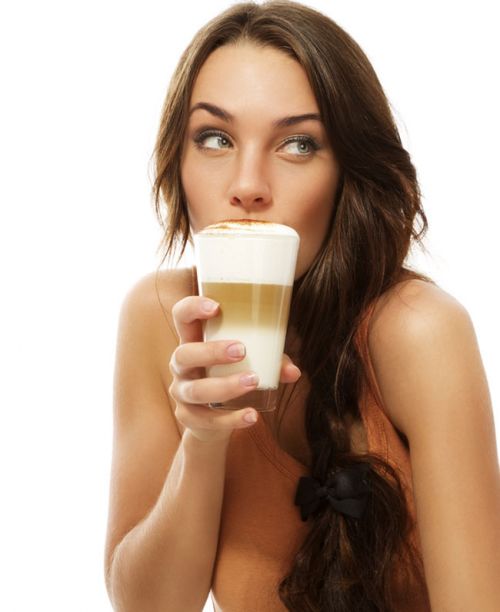 Tu ce alegi, bei sau mananci caloriile? Vezi care varianta este mai periculoasa pentru silueta